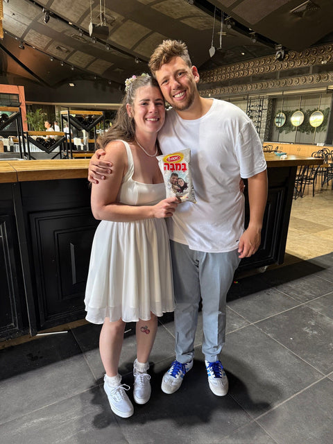 תמונה של זוג שמתחתן והכין לאורחים שקיות במבה בעיצוב אישי לחתונה