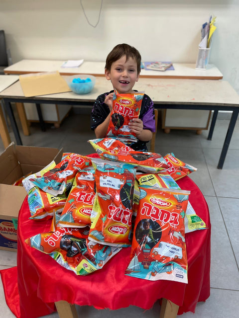 תמונה של ילד שהזמין לגן שקיות במבה עם התמונה שלו לכל החברים